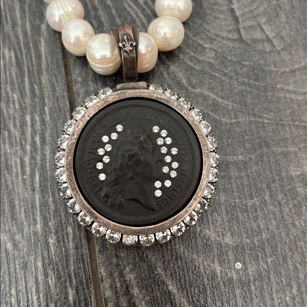 Elegant Black and Silver Pendant Necklace